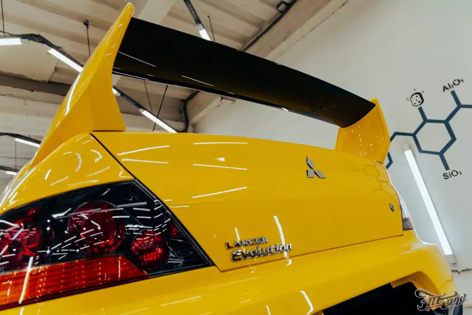 Частичная покраска Mitsubishi Lancer Evolution с подбором цвета: старая краска снялась вместе с пленкой!